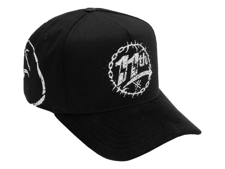 Gorra negra JC Hats Eleven para hombre con gráficos blancos en el frente y lateral.