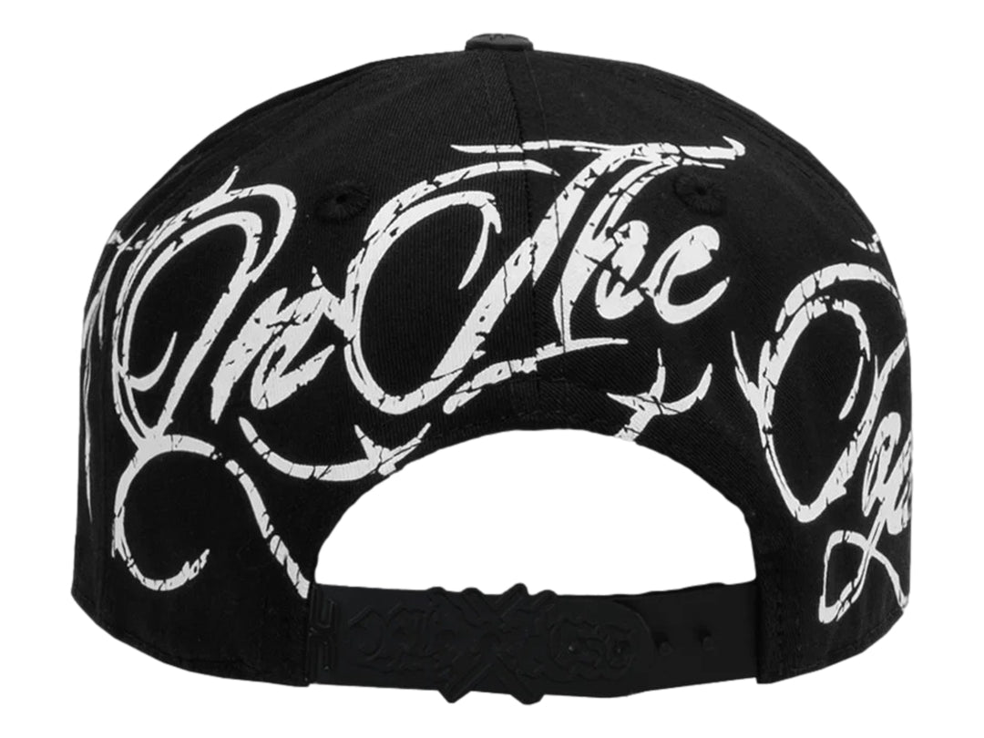 Gorra negra JC Hats Eleven para hombre con gráficos blancos en el frente y lateral.