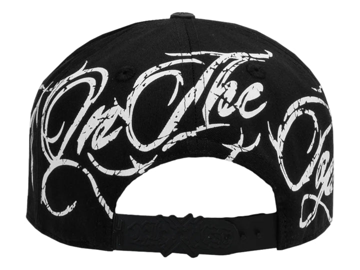 Gorra negra JC Hats Eleven para hombre con gráficos blancos en el frente y lateral.
