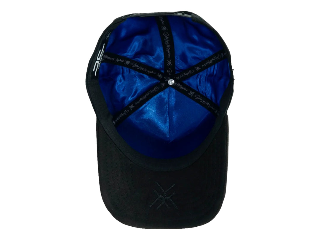 Gorra negra JC Hats Eleven para hombre con gráficos blancos en el frente y lateral.
