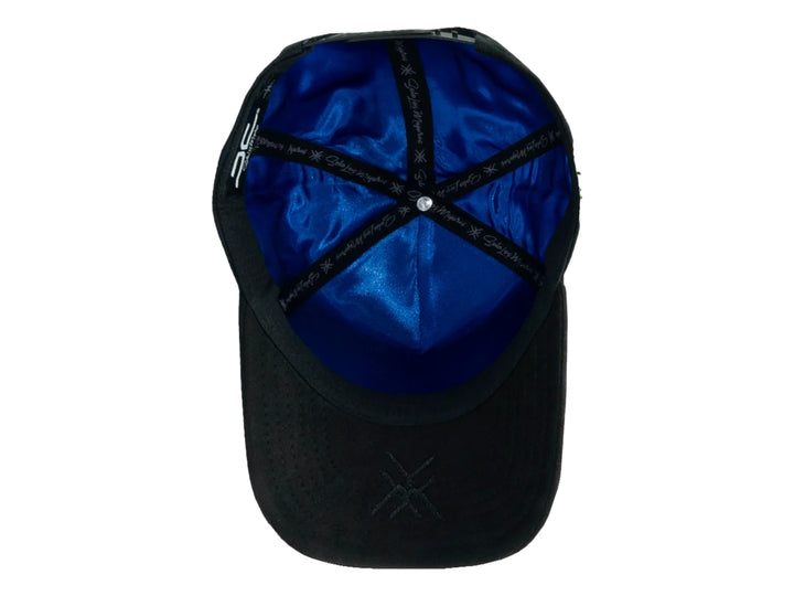 Gorra negra JC Hats Eleven para hombre con gráficos blancos en el frente y lateral.