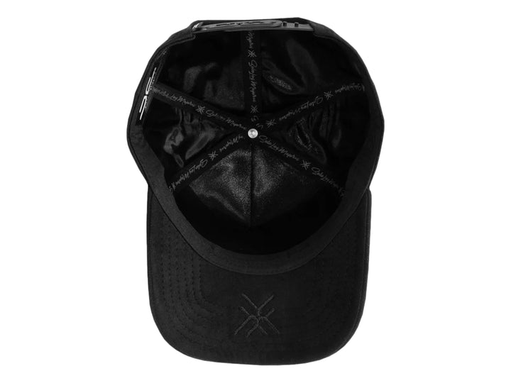 Gorra snapback color negro de la marca JC Hats con logo frontal en relieve.
