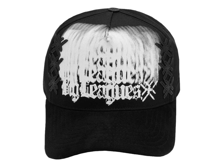 Gorra negra JC Hats con diseño gráfico blanco en la parte frontal y visera curva.