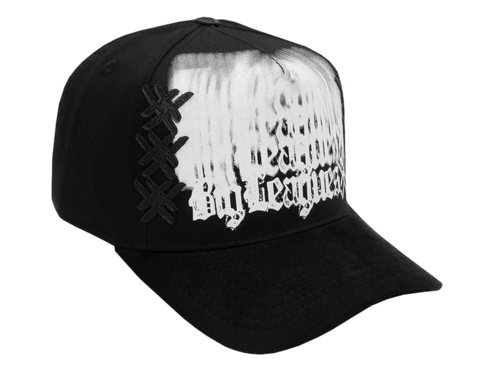 Gorra negra JC Hats con diseño gráfico blanco en la parte frontal y visera curva.