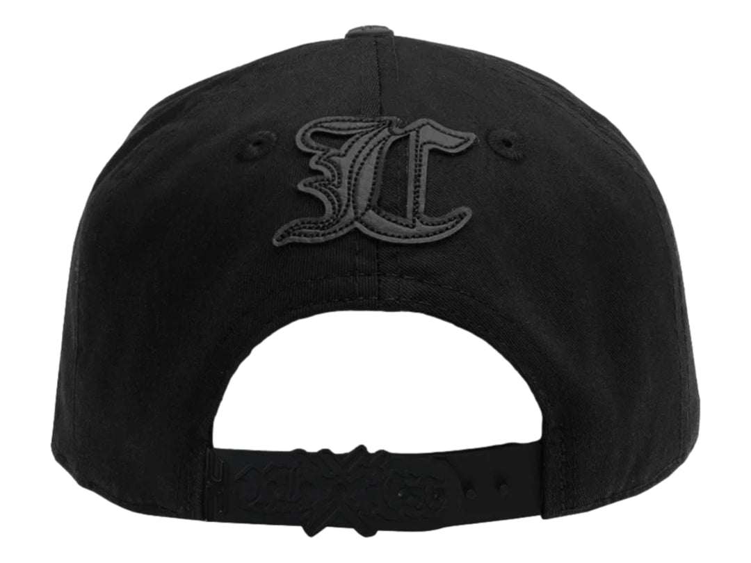Gorra negra JC Hats con diseño gráfico blanco en la parte frontal y visera curva.