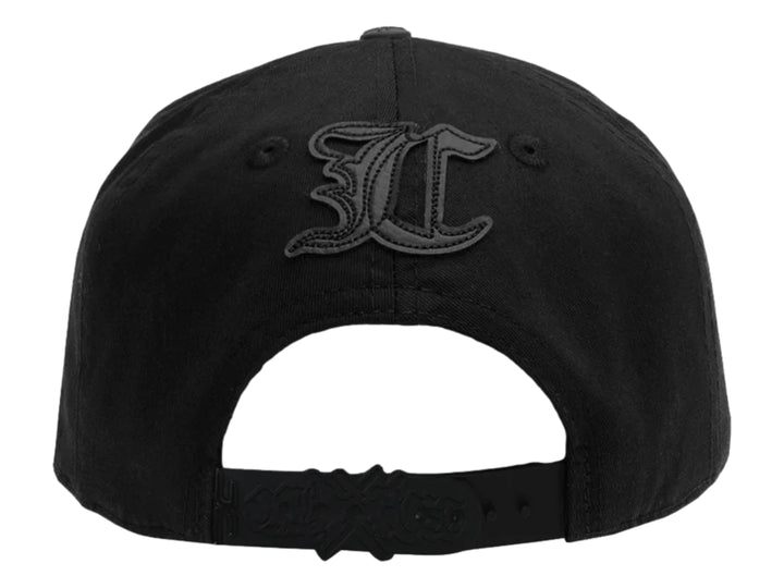 Gorra negra JC Hats con diseño gráfico blanco en la parte frontal y visera curva.