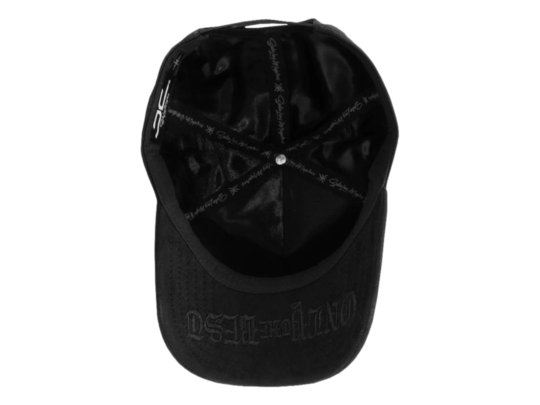 Gorra negra JC Hats con diseño gráfico blanco en la parte frontal y visera curva.