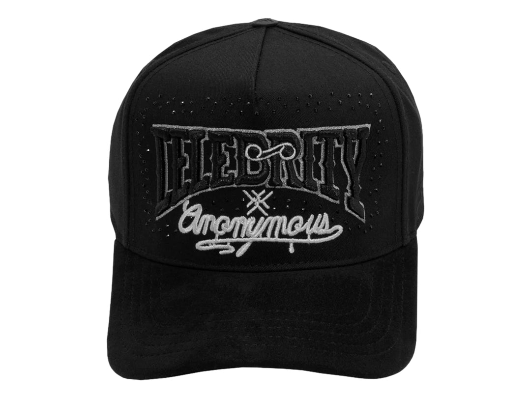 Gorra snapback color negro con bordados frontales en color blanco y gris.