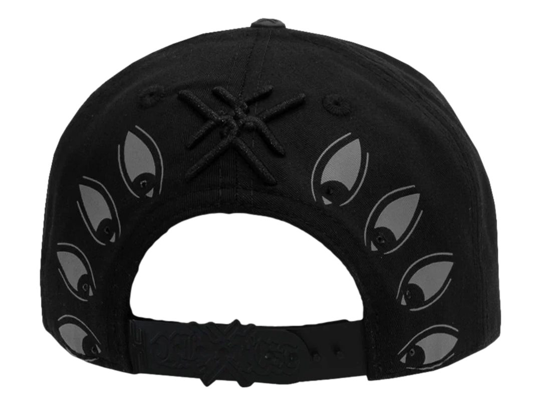 Gorra snapback color negro con bordados frontales en color blanco y gris.