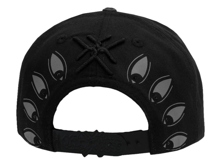 Gorra snapback color negro con bordados frontales en color blanco y gris.