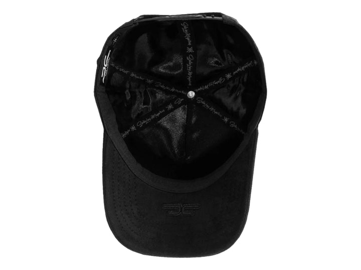 Gorra snapback color negro con bordados frontales en color blanco y gris.