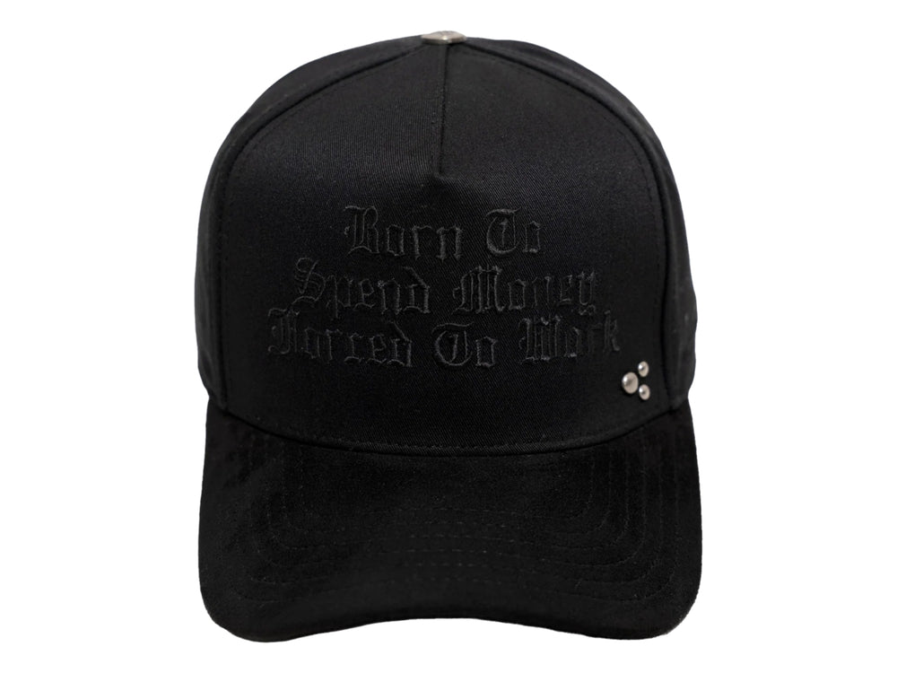 Gorra negra de JC HATS con bordado frontal y detalles metálicos laterales.
