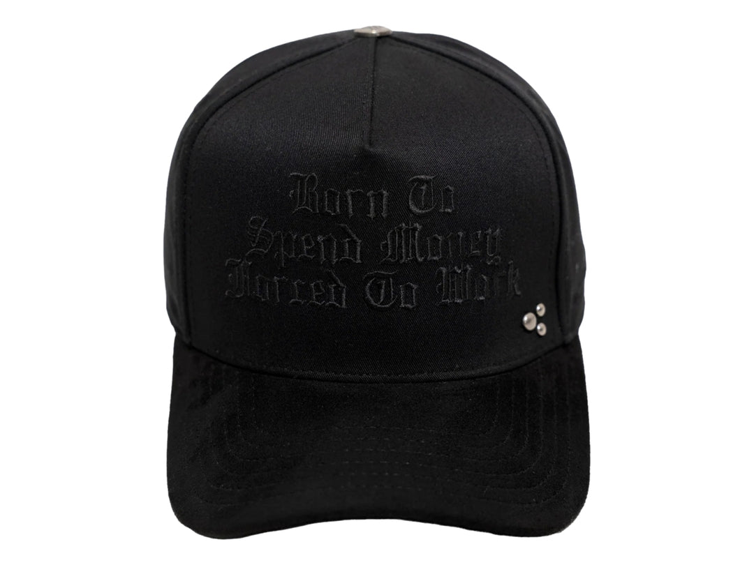Gorra negra de JC HATS con bordado frontal y detalles metálicos laterales.
