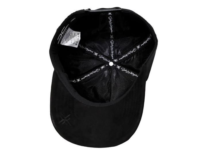 Gorra negra de JC HATS con bordado frontal y detalles metálicos laterales.