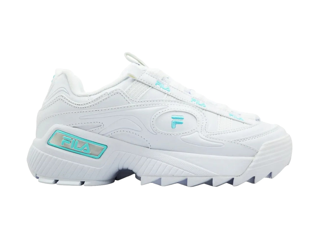 Tenis FILA D-Formation blancos para mujer con detalles en azul claro y suela gruesa dentada.