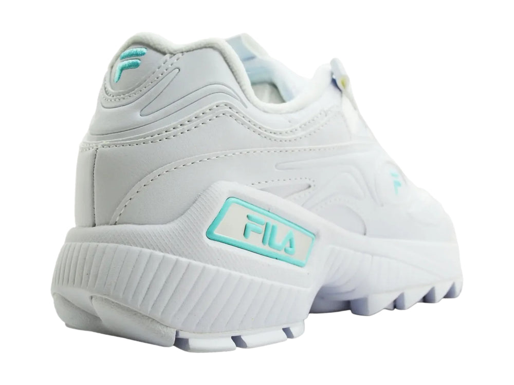 Tenis FILA D-Formation blancos para mujer con detalles en azul claro y suela gruesa dentada.