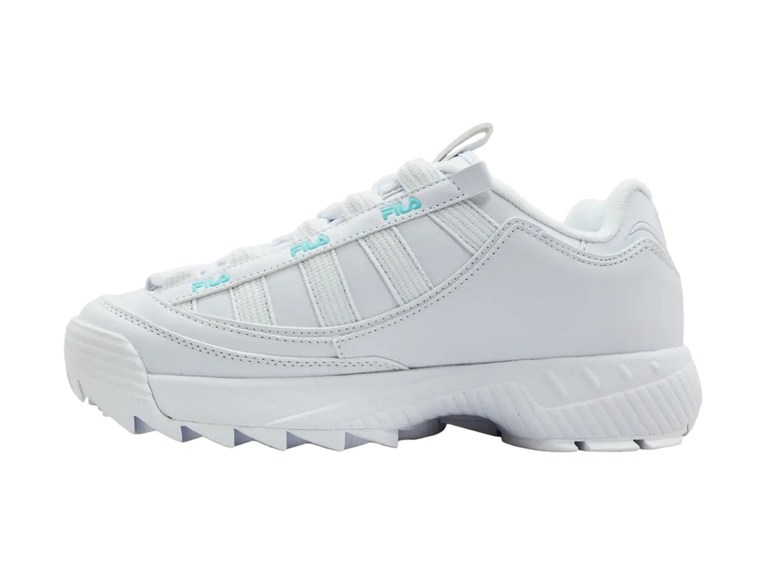 Tenis FILA D-Formation blancos para mujer con detalles en azul claro y suela gruesa dentada.