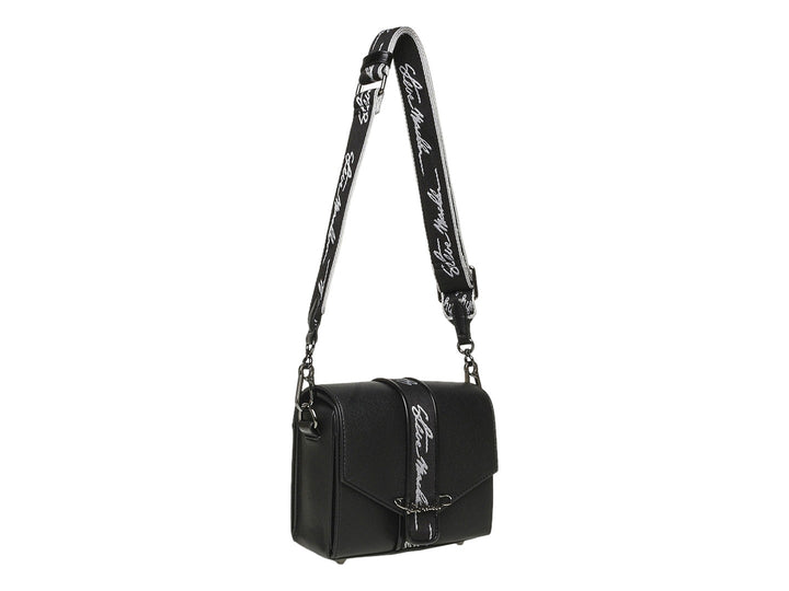 Bolso negro Steve Madden de forma rectangular con textura granulada, asa superior y detalles en color gunmetal.