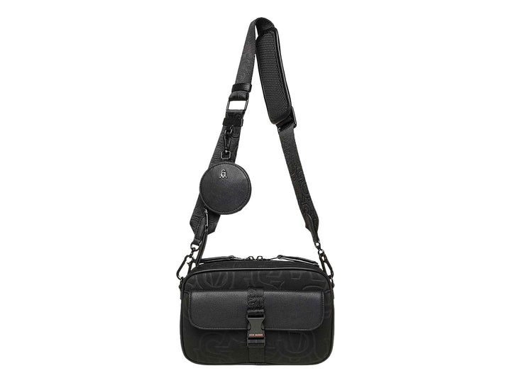 Bolso bandolera Steve Madden color negro con correa ancha, estampado monograma y pequeño monedero circular adjunto.