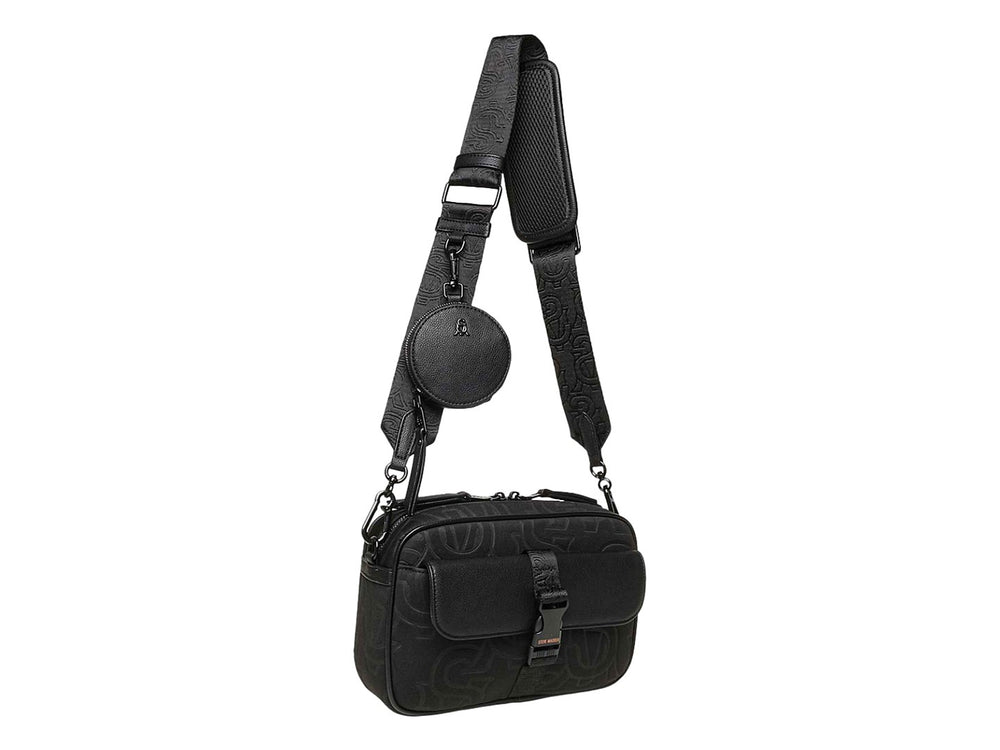Bolso bandolera Steve Madden color negro con correa ancha, estampado monograma y pequeño monedero circular adjunto.