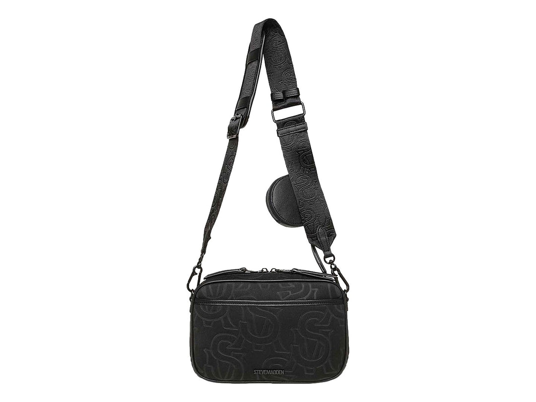 Bolso bandolera Steve Madden color negro con correa ancha, estampado monograma y pequeño monedero circular adjunto.