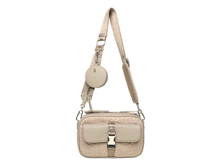 Bolsa Steve Madden color taupe con correa ancha, monedero circular integrado y textura grabada.