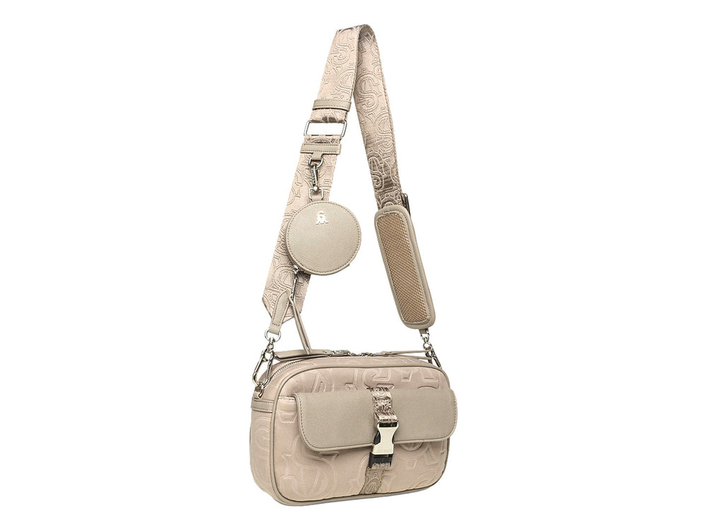 Bolsa Steve Madden color taupe con correa ancha, monedero circular integrado y textura grabada.