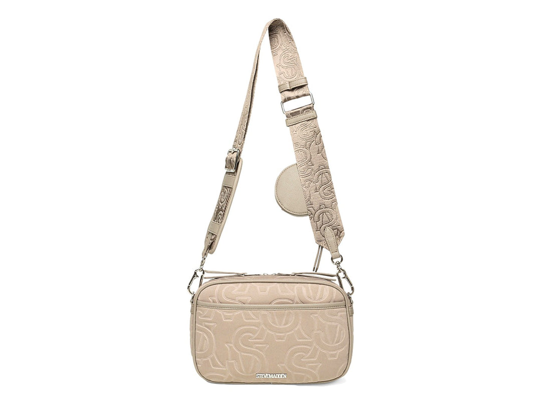 Bolsa Steve Madden color taupe con correa ancha, monedero circular integrado y textura grabada.