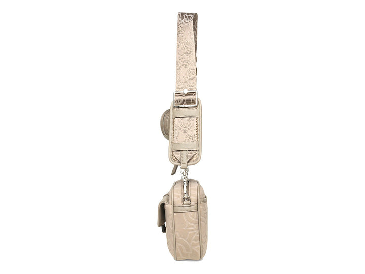Bolsa Steve Madden color taupe con correa ancha, monedero circular integrado y textura grabada.