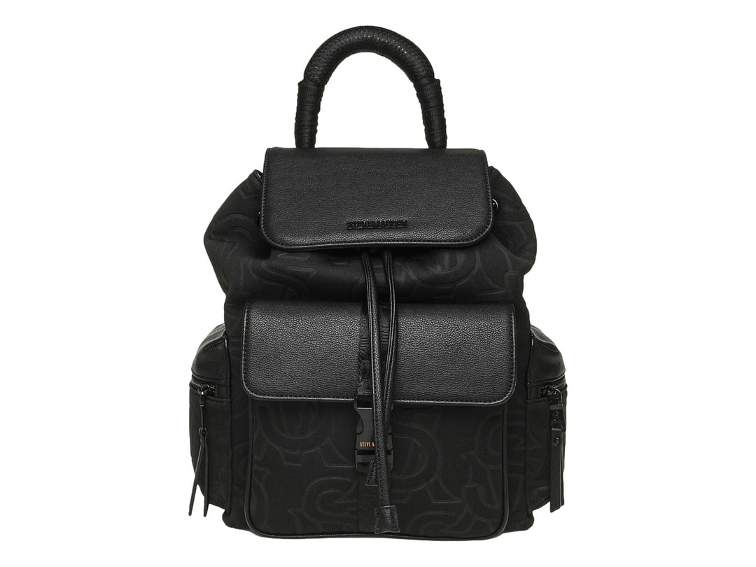 Mochila Steve Madden color negro con estampado monocromático, detalles en piel sintética y asa superior.