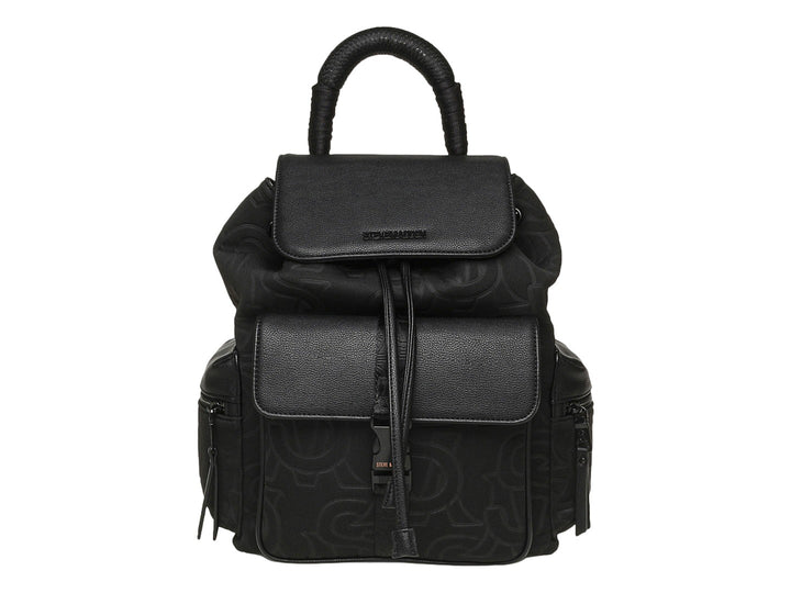 Mochila Steve Madden color negro con estampado monocromático, detalles en piel sintética y asa superior.