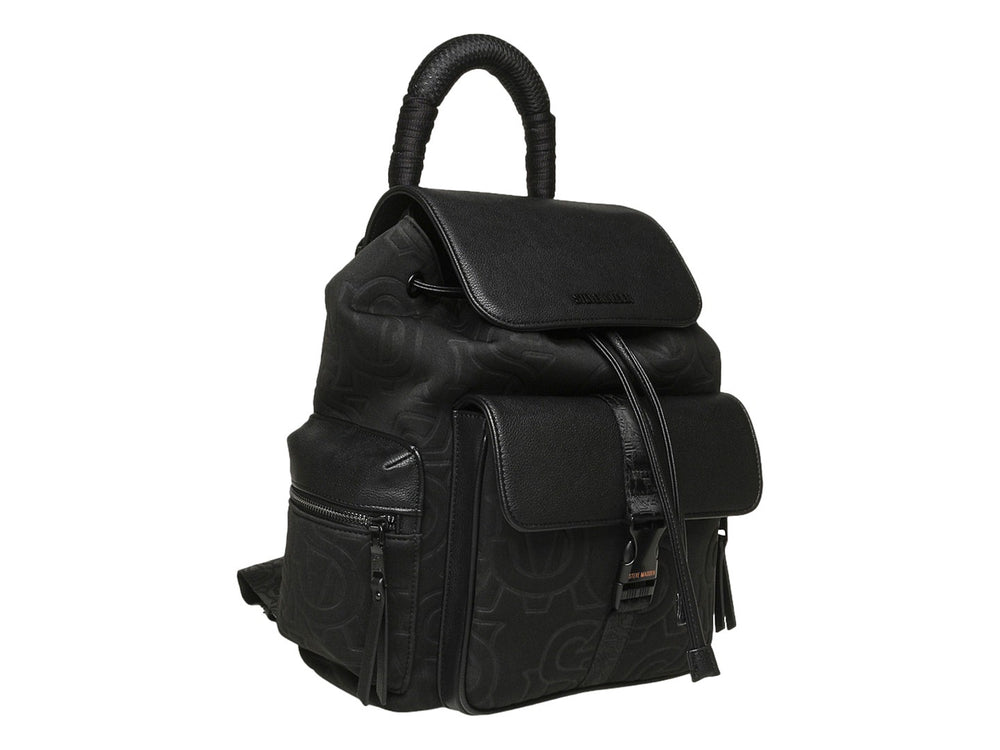Mochila Steve Madden color negro con estampado monocromático, detalles en piel sintética y asa superior.
