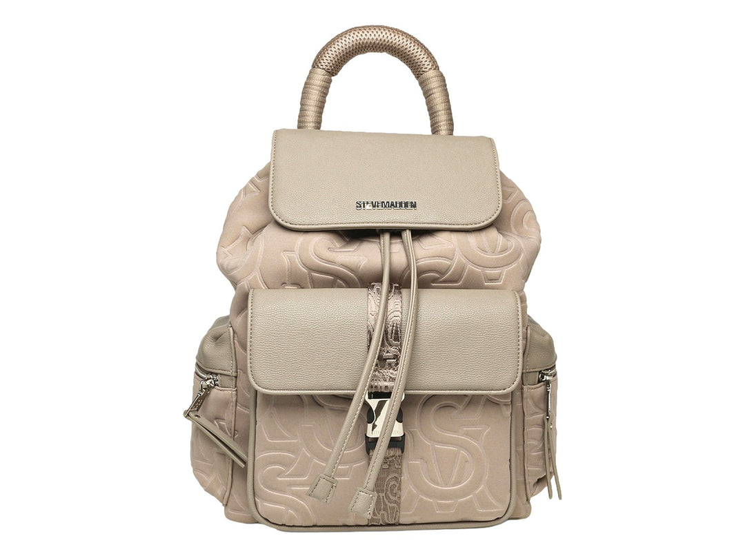 Mochila Steve Madden color taupe con diseño gofrado, asa superior y bolsillos frontales y laterales.