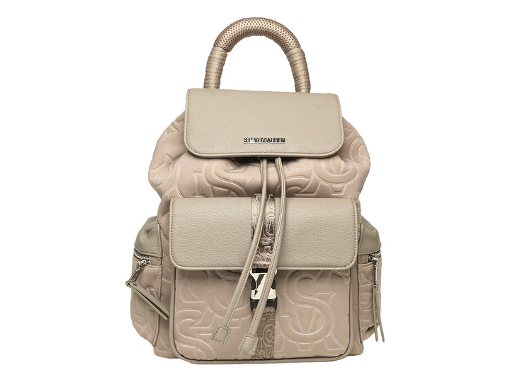 Mochila Steve Madden color taupe con diseño gofrado, asa superior y bolsillos frontales y laterales.