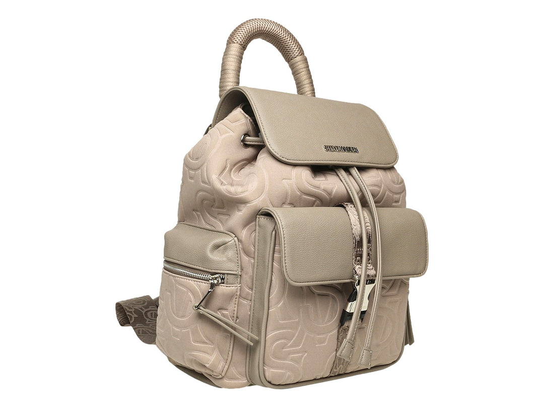 Mochila Steve Madden color taupe con diseño gofrado, asa superior y bolsillos frontales y laterales.