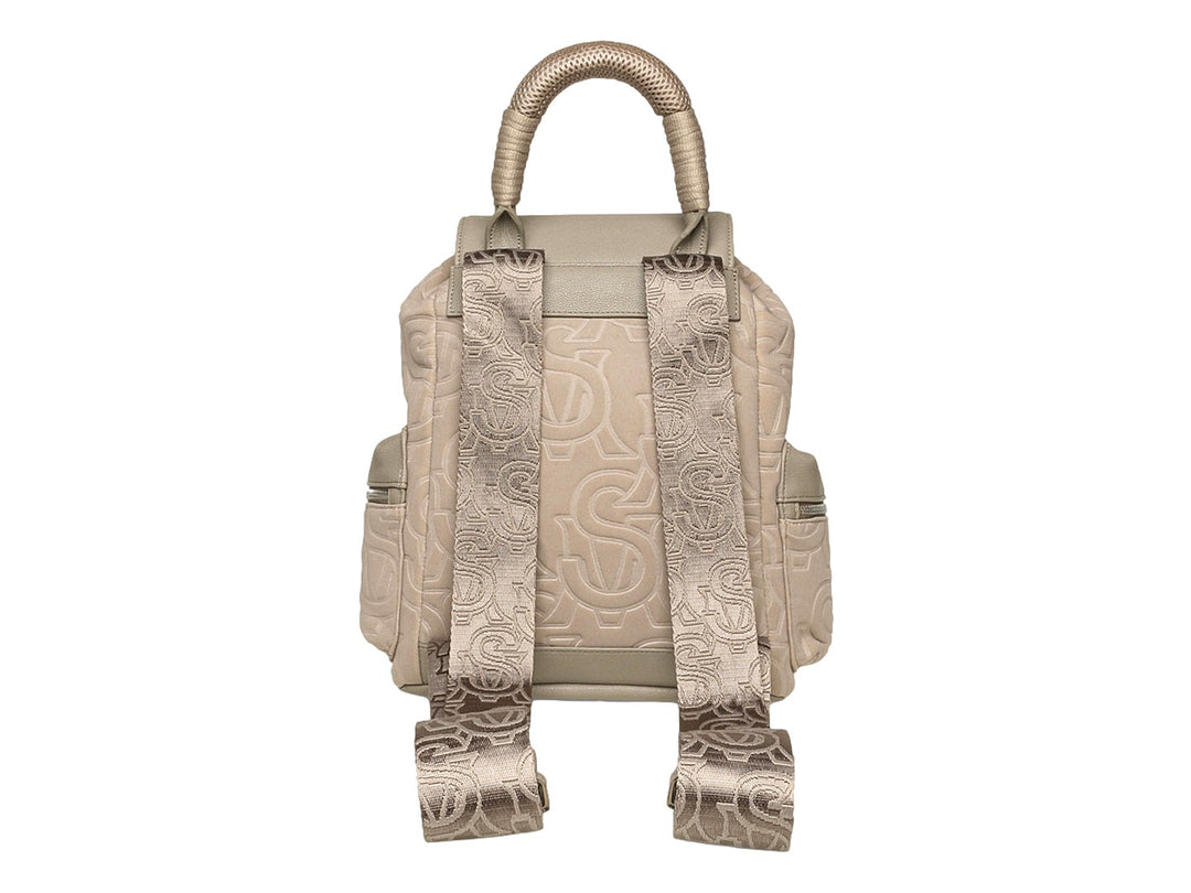 Mochila Steve Madden color taupe con diseño gofrado, asa superior y bolsillos frontales y laterales.