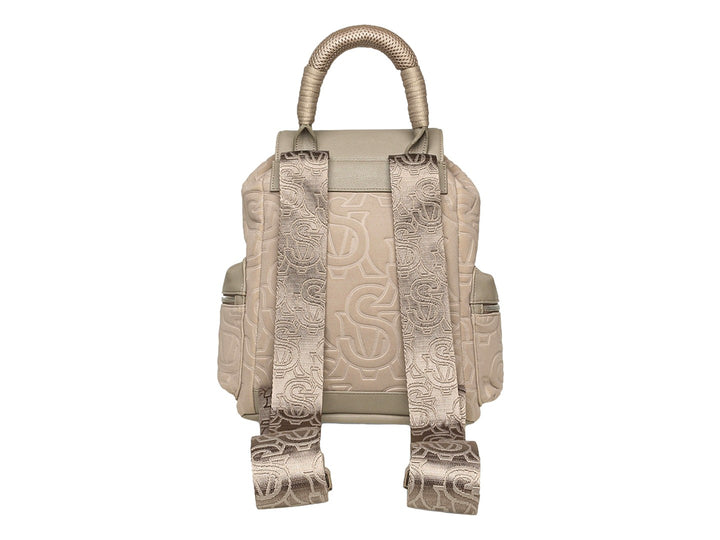 Mochila Steve Madden color taupe con diseño gofrado, asa superior y bolsillos frontales y laterales.