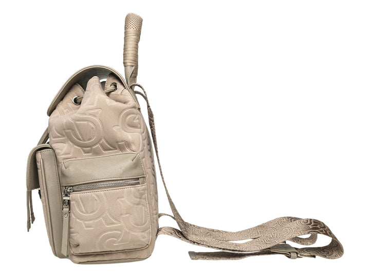 Mochila Steve Madden color taupe con diseño gofrado, asa superior y bolsillos frontales y laterales.