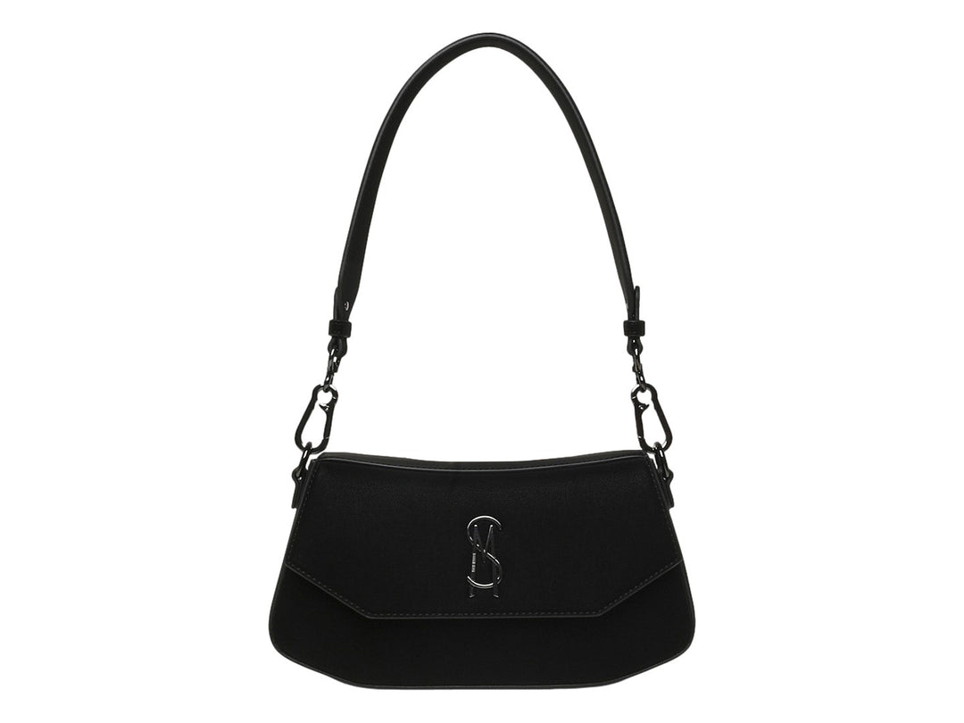 Bolso de hombro Steve Madden color negro con asa larga y logo metálico frontal sobre fondo blanco.