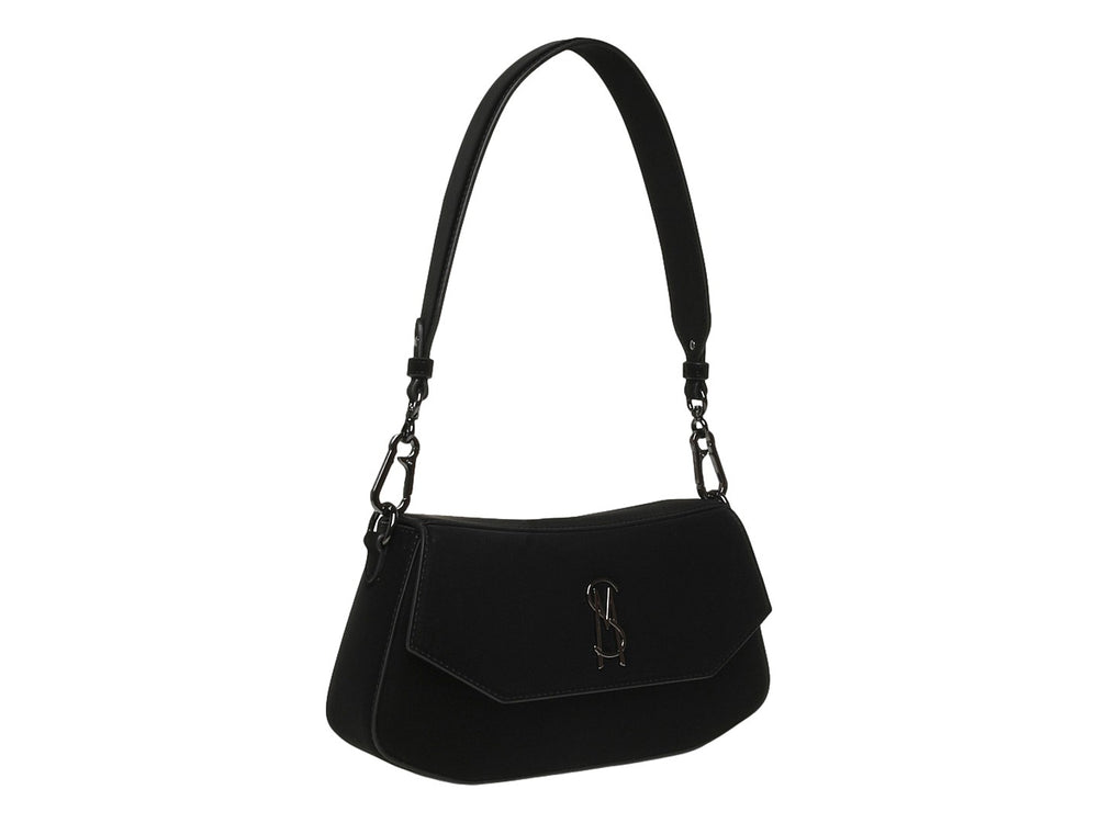Bolso de hombro Steve Madden color negro con asa larga y logo metálico frontal sobre fondo blanco.