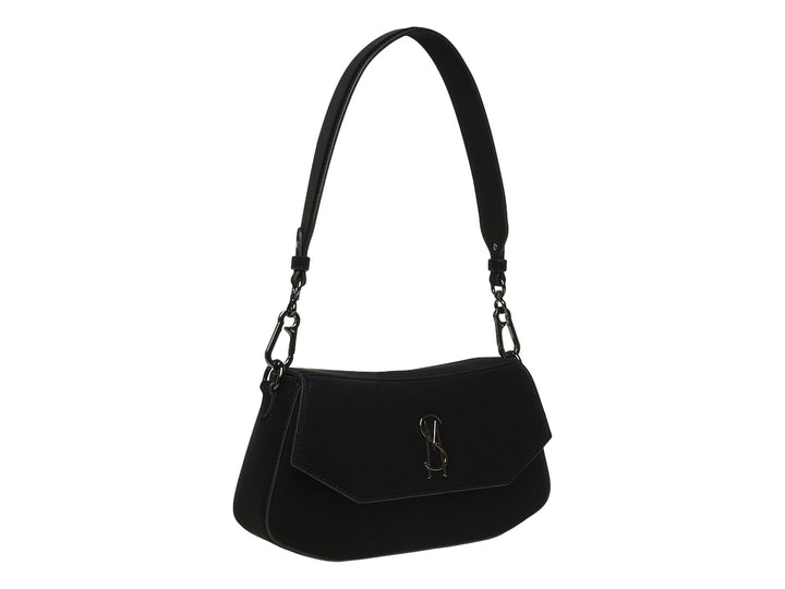 Bolso de hombro Steve Madden color negro con asa larga y logo metálico frontal sobre fondo blanco.