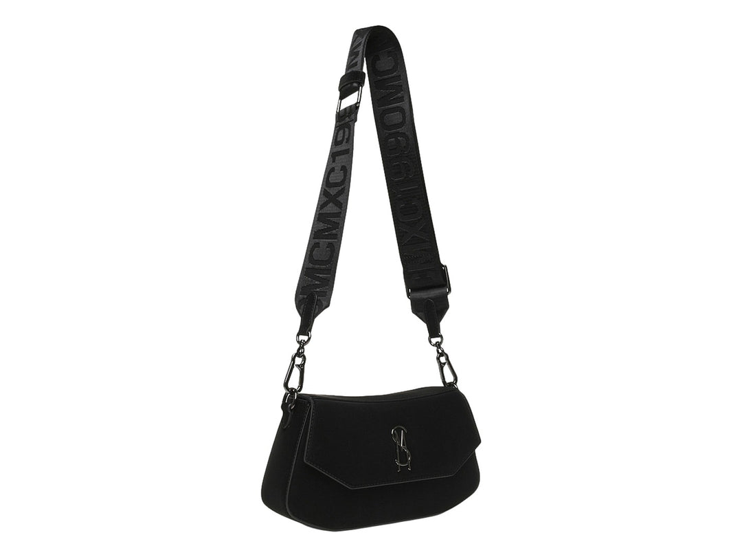 Bolso de hombro Steve Madden color negro con asa larga y logo metálico frontal sobre fondo blanco.