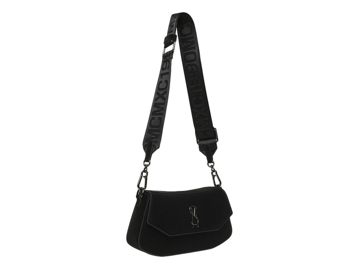 Bolso de hombro Steve Madden color negro con asa larga y logo metálico frontal sobre fondo blanco.