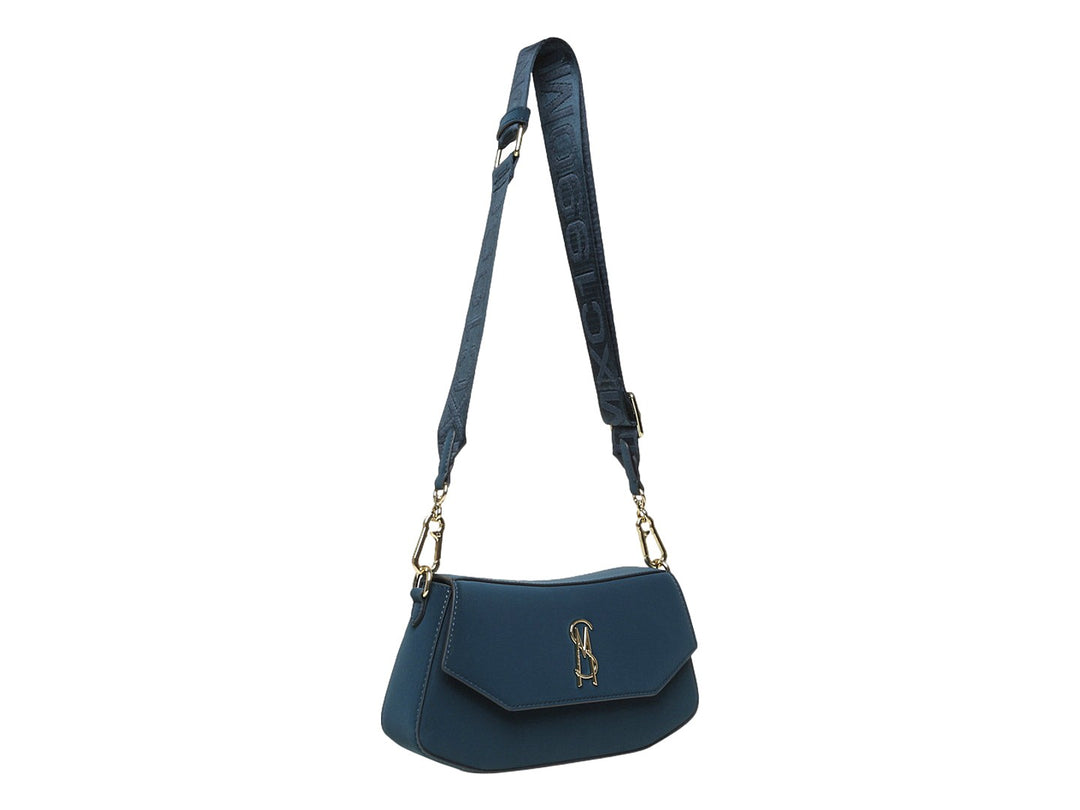 Bolso de hombro Steve Madden color teal con herrajes y logo dorado sobre fondo blanco.