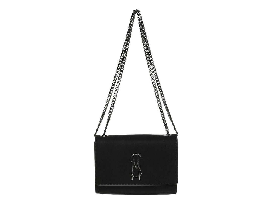 Bolso Steve Madden negro con solapa, logotipo metálico frontal y correa de cadena color gunmetal.
