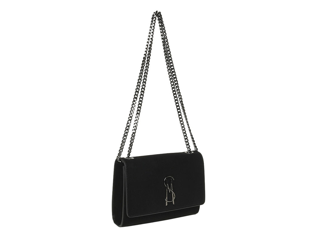 Bolso Steve Madden negro con solapa, logotipo metálico frontal y correa de cadena color gunmetal.