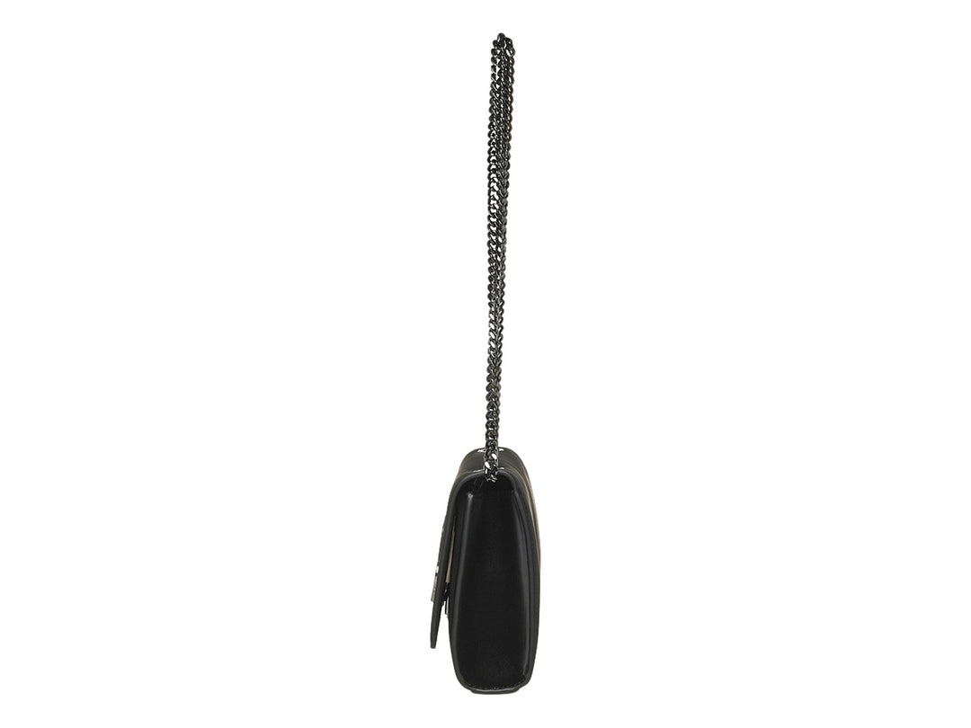 Bolso Steve Madden negro con solapa, logotipo metálico frontal y correa de cadena color gunmetal.