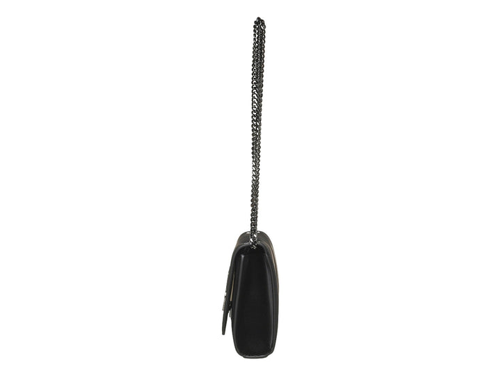 Bolso Steve Madden negro con solapa, logotipo metálico frontal y correa de cadena color gunmetal.
