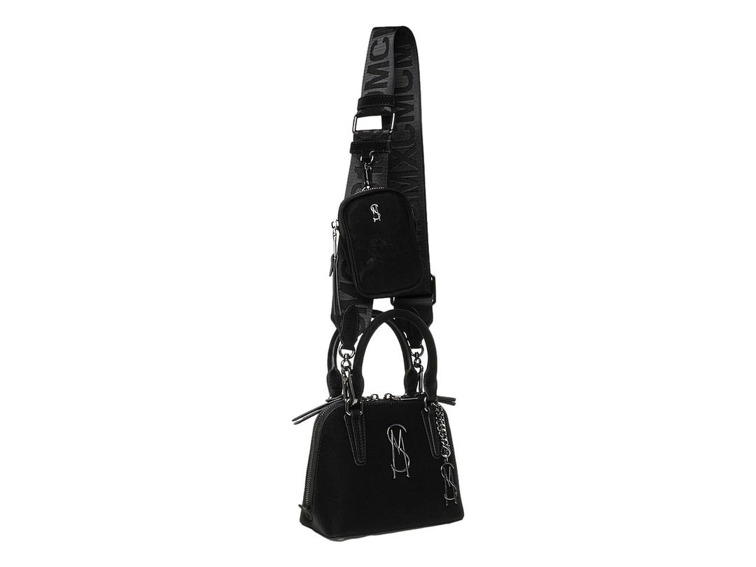 Bolsa Steve Madden color negro con correa ancha decorada y detalles en metal gunmetal.