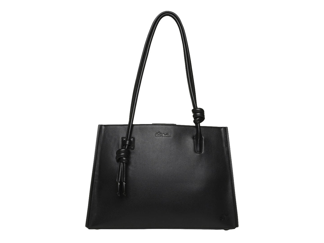 Bolso de mano Steve Madden color negro con diseño trapezoidal y asas con detalle de nudo.